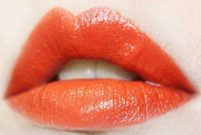 唇色偏暗用什么颜色的口红比较好