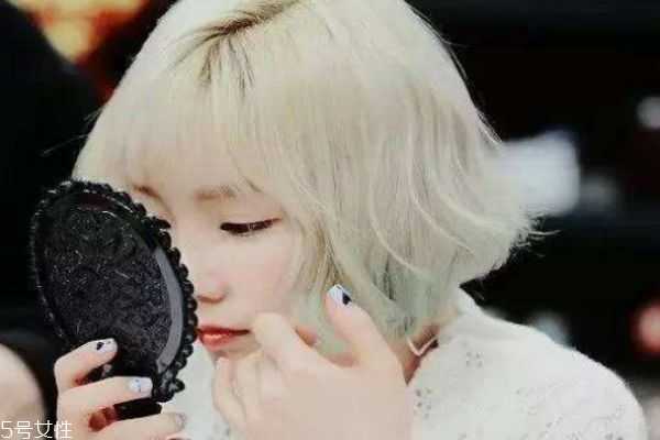 如何补妆才自然?各种肤质如何补妆 如何补妆才自然?各种肤质如何补妆