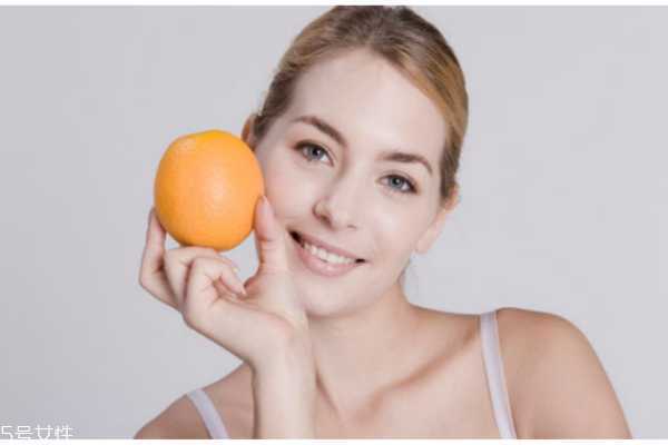 美白精华液晚上用吗