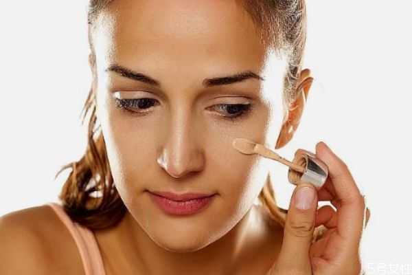 化妆后怎么用喷雾避免花妆 化妆后怎么用喷雾避免花妆