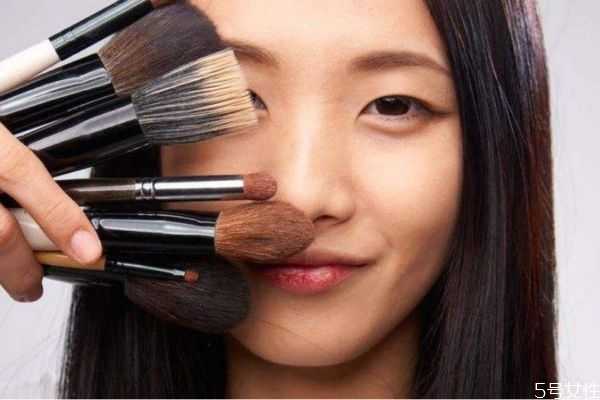 补妆用什么补好?如何补妆自然不卡粉 补妆用什么补好?如何补妆自然不卡粉