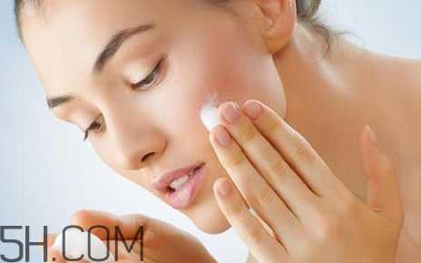 卸妆油会堵塞毛孔吗？卸妆水卸妆乳和卸妆油的区别