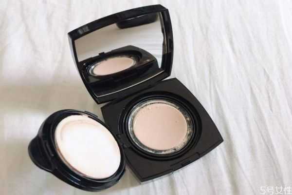 气垫粉饼使用步骤 出门是带气垫还是粉饼 气垫粉饼使用步骤 出门是带气垫还是粉饼