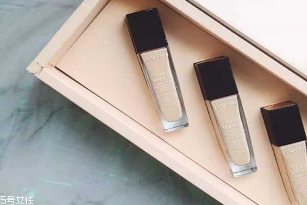 粉底液不服帖有哪些原因?粉底液怎么用好 粉底液不服帖有哪些原因?粉底液怎么用好