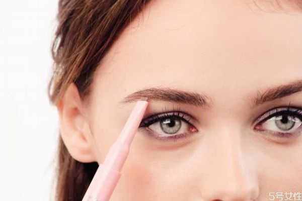 为什么画眉毛不上色？为什么画眉毛容易坨块