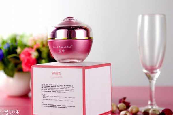 脸上毛孔粗大怎么缩小 3招帮你磨个皮