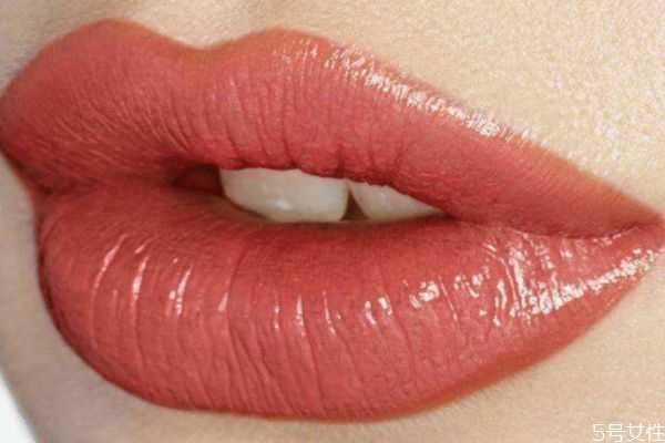 女生涂口红接吻不尴尬吗?女生涂口红接吻怎么办 女生涂口红接吻不尴尬吗?女生涂口红接吻怎么办