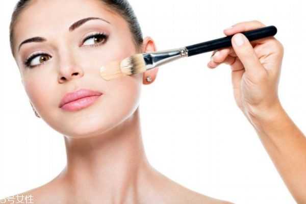 粉底液用手涂好还是刷子好 各有各的优缺点