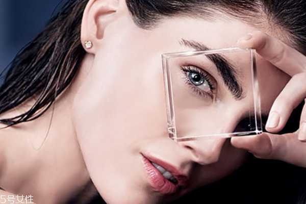 搽眼霜用哪个手指 搽眼霜用哪个手指