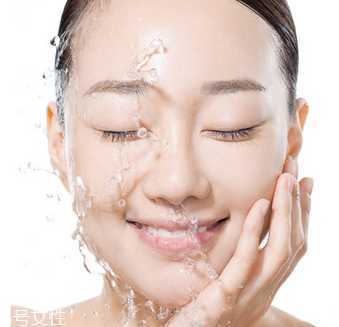 矿泉水敷脸可以补水吗能天天敷吗 对皮肤益处很大