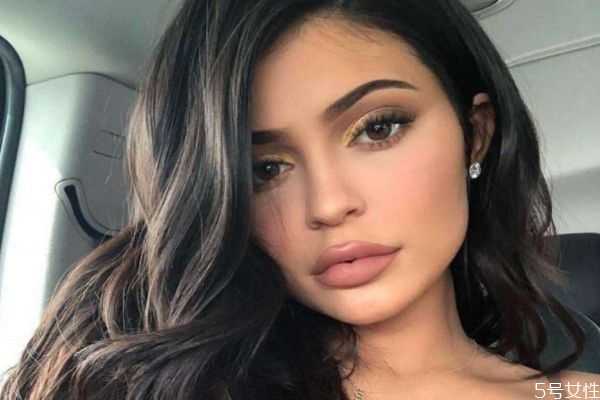 化妆塞到鼻子的白色东西是什么？化妆鼻子里塞的长条是什么