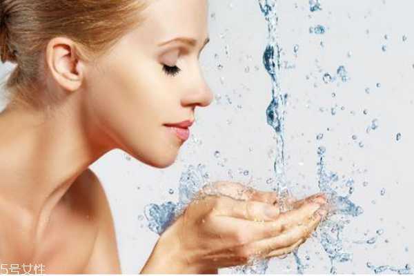 冬天用什么水洗脸最好 冬季洗脸的五大误区