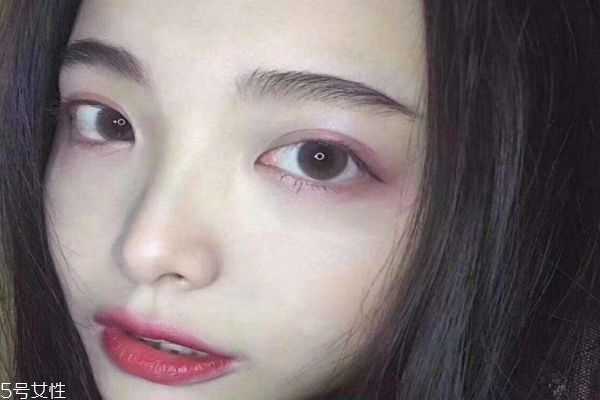 日抛美瞳每天能戴多长时间？美瞳戴多久需要摘下来