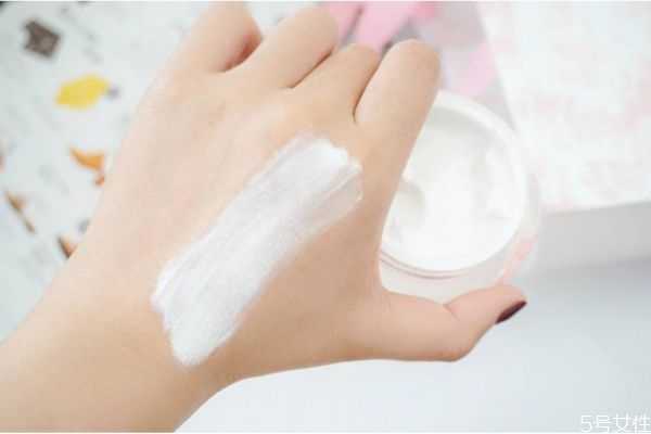 如何预防素颜霜脱妆?怎样让素颜霜持久一天 如何预防素颜霜脱妆?怎样让素颜霜持久一天