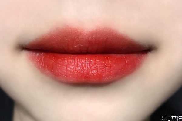 阿玛尼唇釉什么味道?阿玛尼405的正确涂法 阿玛尼唇釉什么味道?阿玛尼405的正确涂法