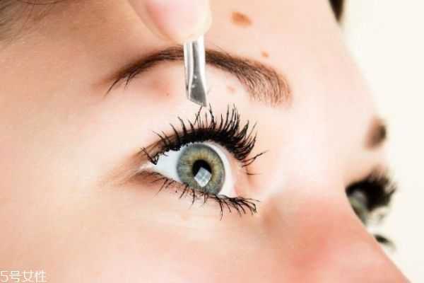 眼睫毛下垂怎么改善