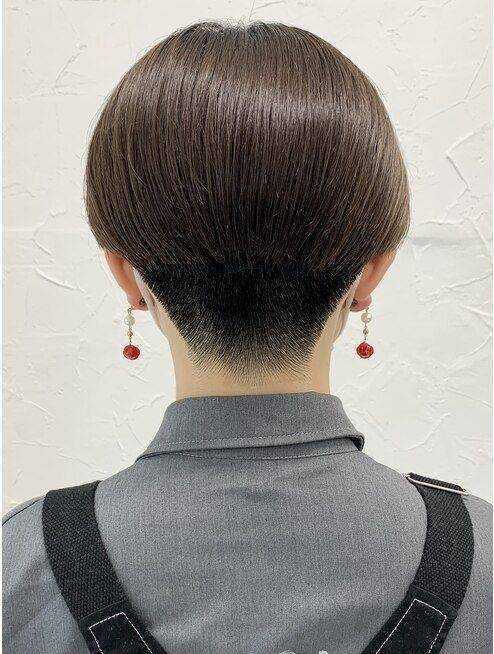 夏季女士短发这样剪，后脖推起来真时尚，看着很心动 