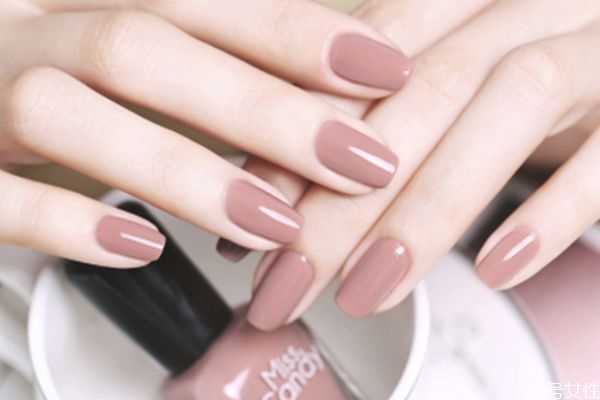 做美甲一年不许超过几次 经常做美甲手会黑吗