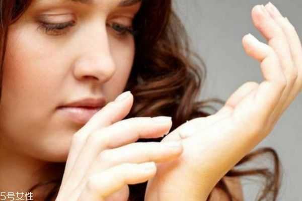 精华液很油正常吗