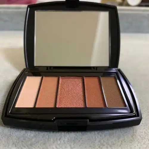 眼影裸色和大地色区别