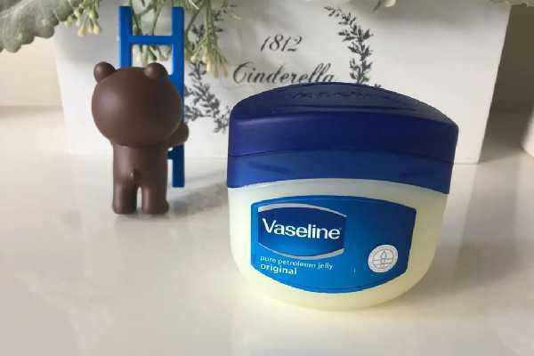 凡士林可以抹在嘴唇上吗 凡士林可以抹在嘴唇上吗