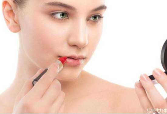 学生多少岁可以涂口红？女生一般多大可以化妆