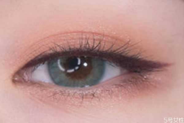 肤色暗黄适合用棕色眼线笔吗?眼线笔买黑色还是棕色 肤色暗黄适合用棕色眼线笔吗?眼线笔买黑色还是棕色