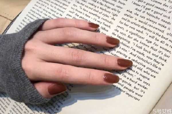 秋冬美甲选什么颜色？美甲选颜色有什么技巧