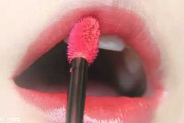 阿玛尼唇釉怎么涂均匀？阿玛尼唇釉正确涂抹方法