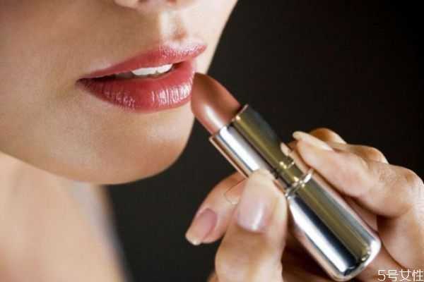 口红太油怎么处理 为什么涂了口红嘴巴看起来小了