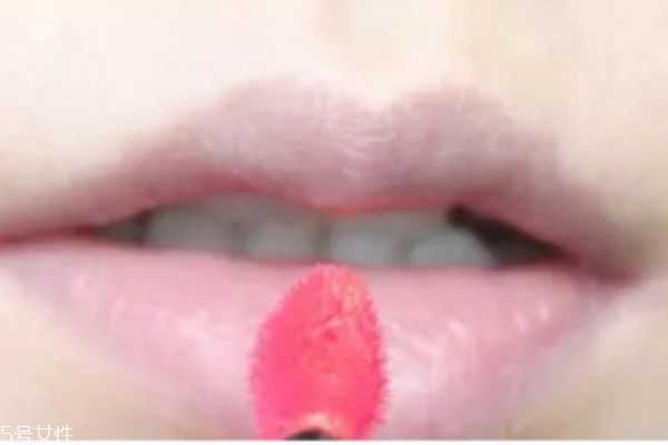 阿玛尼唇釉怎么涂均匀？阿玛尼唇釉正确涂抹方法