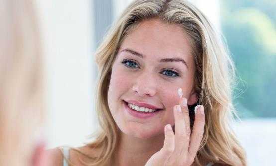 冬季油性皮肤如何控油补水