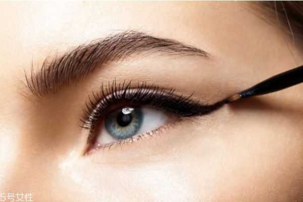 初学者怎么画好眼线？新手画眼线的步骤