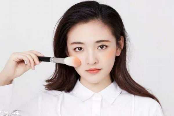 腮红怎么涂好看 这些腮红的误区要知道