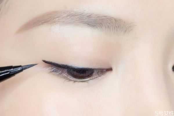 为什么画眼线显老 可以只画内眼线吗