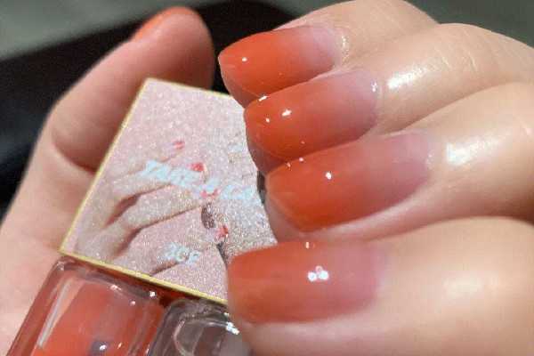 指甲油用酒精能擦掉吗