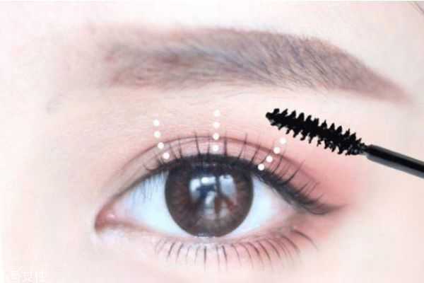 怎么贴假睫毛？假睫毛的贴法步骤