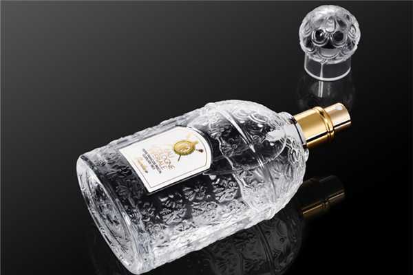 古龙水喷衣服上还是身上效果好