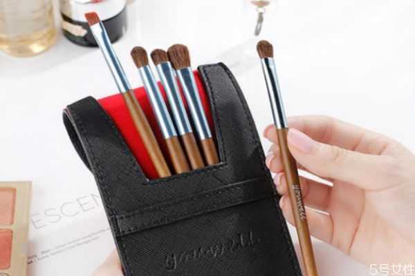 鼻影刷应该怎么选择?鼻影刷什么样子的好 鼻影刷应该怎么选择?鼻影刷什么样子的好