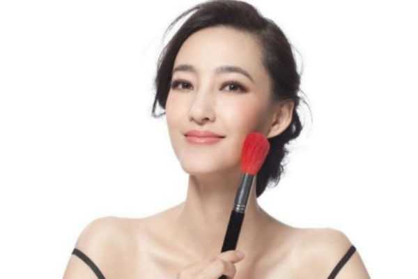 擦完粉底液脸上起皮怎么办?让粉底服帖的小技巧 擦完粉底液脸上起皮怎么办?让粉底服帖的小技巧