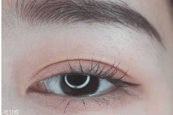 双色眼影怎么正确使用 双色眼影怎么正确使用