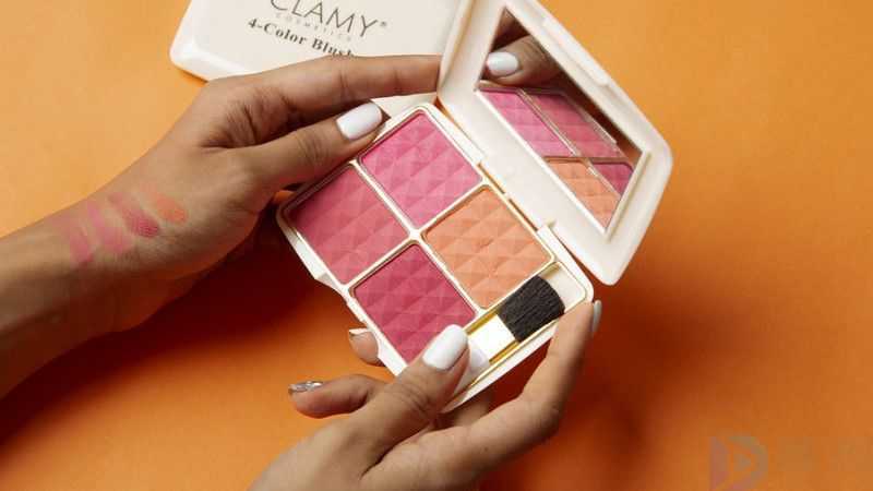 腮红应该涂在哪个位置 腮红应该涂在哪个位置