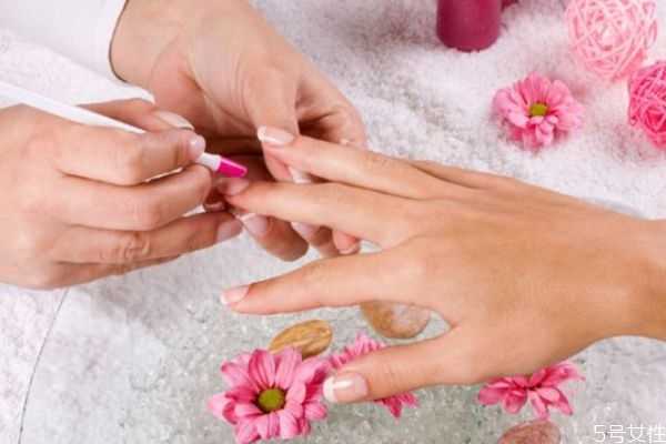 美甲多久做一次比较好？卸甲后怎样保养指甲