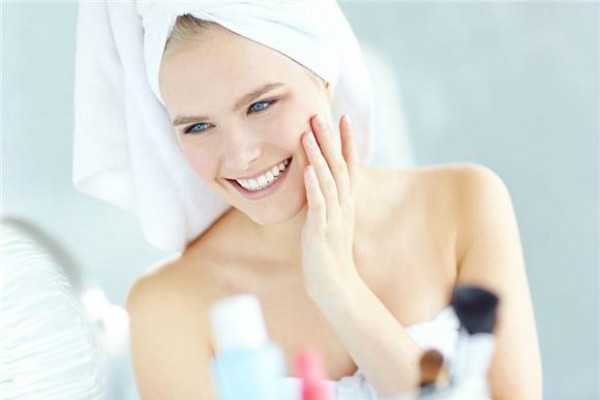 护理皮肤的女人