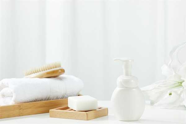 皮肤出油用磨砂洗面奶好吗 皮肤出油用磨砂洗面奶好吗