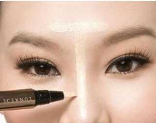 高光在化妆的哪个步骤 高光在化妆的哪个步骤