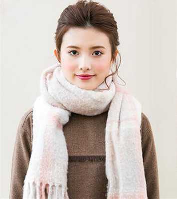 冬天系围巾怎么扎头发 戴围巾怎么扎头发好看图解