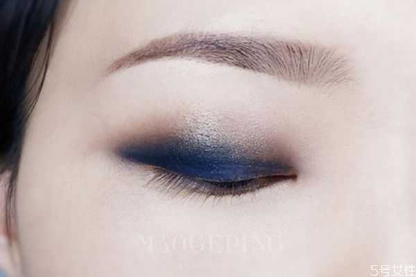 画烟熏妆需要什么化妆品和工具