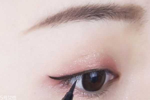 先贴双眼皮还是先画眼影？双眼皮贴和眼影的使用顺序