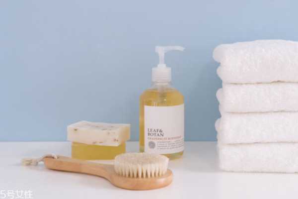 氨基酸沐浴露为什么假滑 氨基酸沐浴露洗不干净的原因